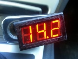 Цифровой вольтметр в гнездо прикуривателя автомобиля 12/24 вольта (цвет индикации случайный)